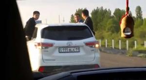 Очевидец снял опасные маневры авто с выпускниками в Кызылорде