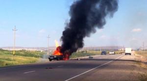 Автомобиль взорвался на трассе в пригороде Тараза