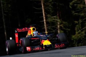 Пилоты Red Bull Racing надеются на дождь