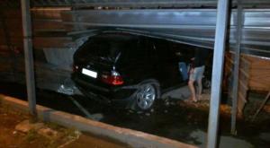 В центре Алматы BMW снес ограждение стройплощадки