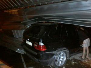 В центре Алматы BMW снес ограждение стройплощадки 