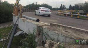 Автомобиль Hyundai вылетел с развязки по улице Саина в Алматы