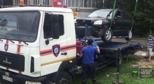 Автомобиль Hyundai вылетел с развязки по улице Саина в Алматы