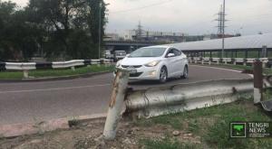 Автомобиль Hyundai вылетел с развязки по улице Саина в Алматы