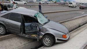 В Алматы автобус снес Audi на выделенке