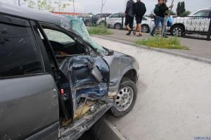 В Алматы автобус снес Audi на выделенке