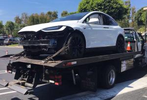 Электромобиль Tesla с автопилотом вновь попал в крупную аварию
