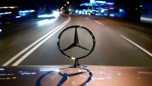 Mercedes врезался в столб в центре Москвы, есть жертвы