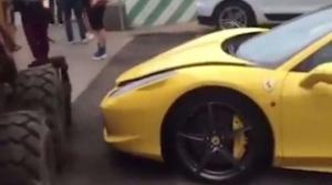 Спорткар Ferrari столкнулся с автомобилем в центре Москвы
