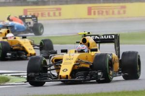 Двойной сход Renault в Сильверстоуне