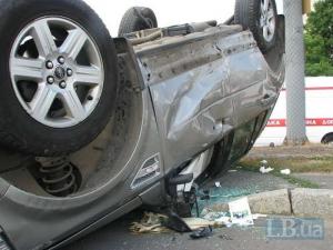 В Киеве в результате аварии Land Rover перевернулся на крышу и вылетел на тротуар