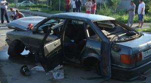 В Алматы автомобиль Audi на высокой скорости влетел в бордюр
