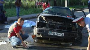 В Алматы автомобиль Audi на высокой скорости влетел в бордюр 
