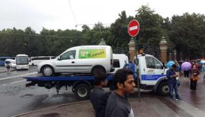В Петербурге запертый трое суток в машине владелец автокофейни объявил голодовку