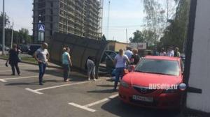 На автобусной остановке в Домодедово автомобиль сбил двух человек