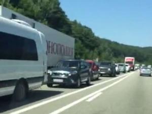 В районе Сочи на трассе образовался гигантский затор в 20 км из-за наплыва отдыхающих