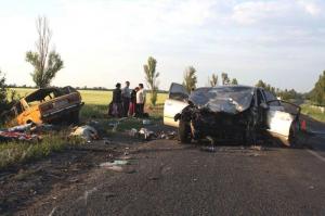 ДТП в Донецкой области: ВАЗ-2106 отправил ВАЗ-2105 под автобус - водитель погиб