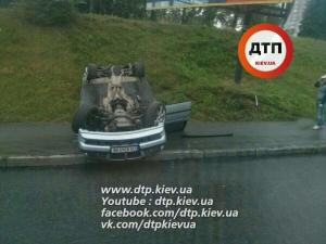 ДТП в Киеве на съезде с Победы: на мокрой дороге опрокинулся BMW