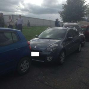 В Гродно троллейбус протаранил пять припаркованных авто. Фотофакт