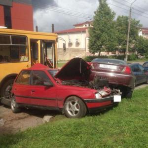 В Гродно троллейбус протаранил пять припаркованных авто. Фотофакт