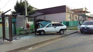 В Алматы автомобиль сбил девушку и врезался в остановку