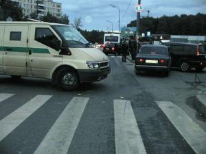 ДТП в Киеве: на площади Победы инкассаторский Ford Transit изуродовал Mazda 2
