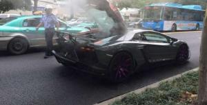 В городе Ханчжоу сфотографировали дымящийся спорткар Lamborghini Aventador Mansory