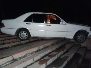 Пьяный водитель Mercedes проехался по лестнице у здания КБТУ в Алматы