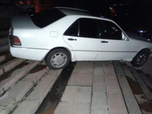 Пьяный водитель Mercedes проехался по лестнице у здания КБТУ в Алматы