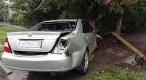 Toyota Camry снесла светофор в ДТП в Алматы