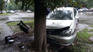 Toyota Camry снесла светофор в ДТП в Алматы 