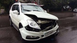 Toyota Camry снесла светофор в ДТП в Алматы 