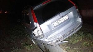 Lada Kalina врезалась в припаркованное авто в Алматы есть пострадавшие 
