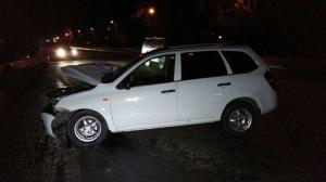 Lada Kalina врезалась в припаркованное авто в Алматы есть пострадавшие 