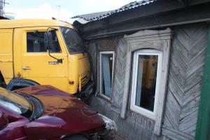 В Акмолинской области угонщики въехали в жилой дом на КамАЗе