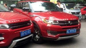 В Китае красный Range Rover Evoque врезался в своего клона Landwind X7 такого же цвета