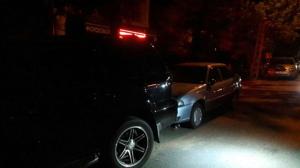 Toyota врезалась в дерево задев несколько припаркованных авто в Алматы 