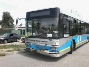 В Алматы при столкновении автобуса с легковым авто пострадали 2 человека