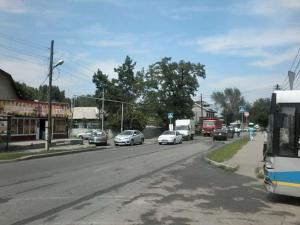 В Алматы при столкновении автобуса с легковым авто пострадали 2 человека 