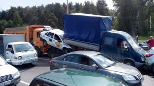 Самосвал протаранил семь автомобилей в Екатеринбурге
