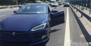 Один из электрокаров Tesla с автопилотом попал в аварию в Китае