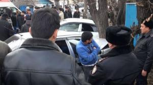 В Алматы пьяный водитель "Тойоты" врезался в ограждение