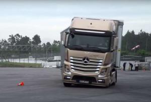 Росберг, Хюлькенберг и Верляйн за рулём фуры Mercedes Actros
