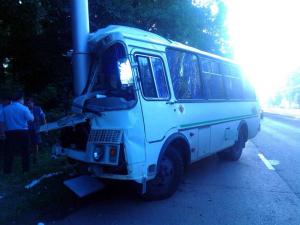 В Уфе автобус врезался в столб, пострадали девять человек