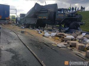 В Петербурге столкнулись военные грузовики