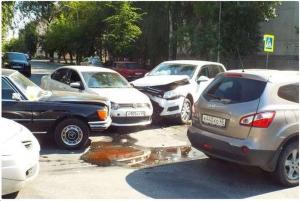 В Кургане жена экс-губернатора протаранила Mercedes депутата гордумы