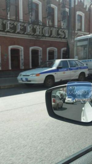 В Казани очевидцы сфотографировали автомобили полиции с заклеенными номерами 