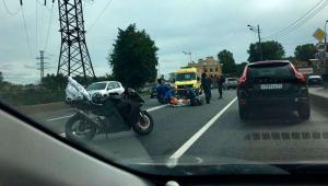 Девушка и молодой человек попали в серьезное ДТП на мотоцикле в Санкт-Петербурге