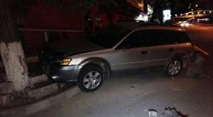 Ночное ДТП в Алматы: Subaru врезался в дерево