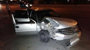 Ночное ДТП в Алматы: Subaru врезался в дерево